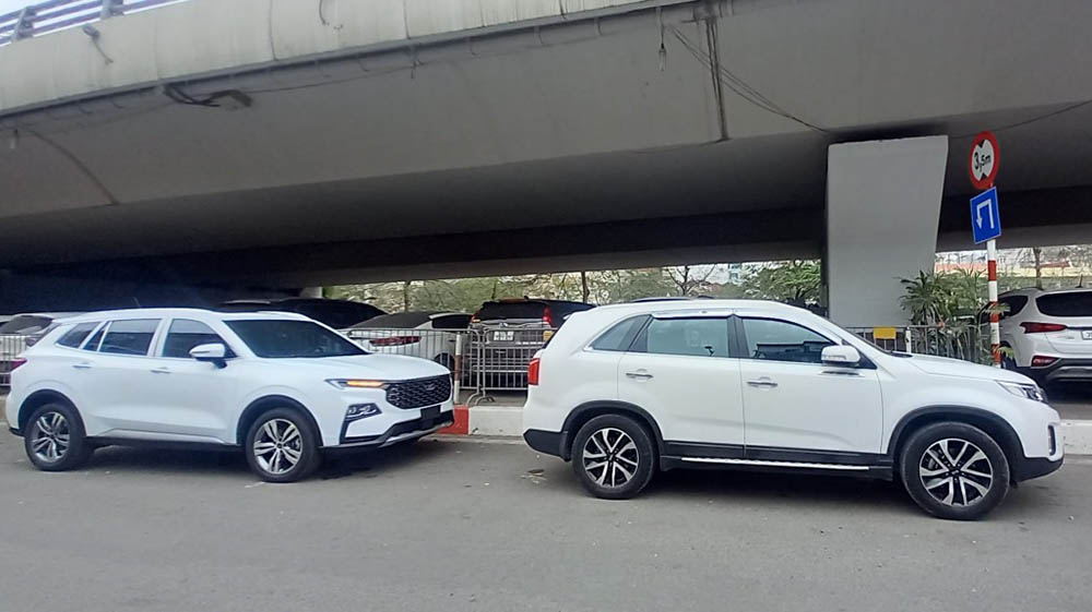 Muchos propietarios de coches actualizan y renovan la apariencia y el interior del coche. Foto: Hieu Anh