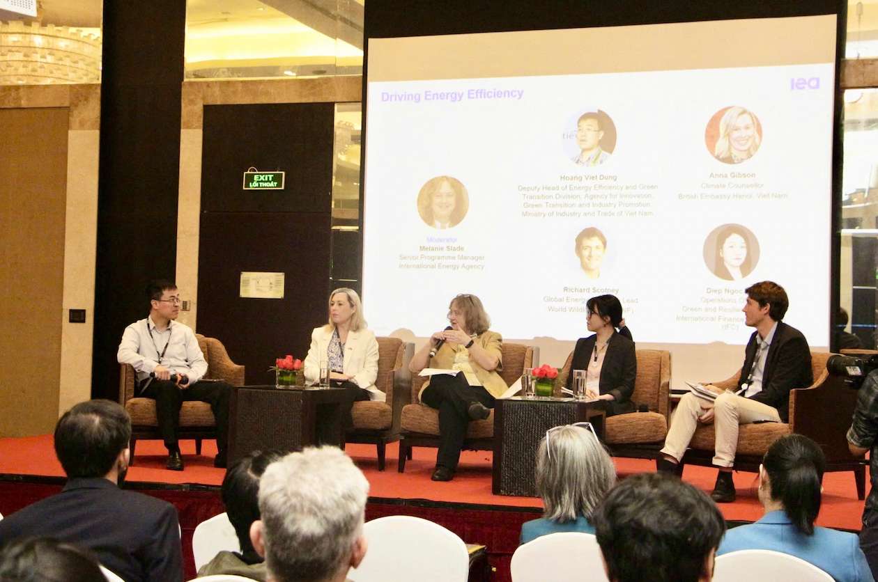 Dai dien cac co quan ly va chuyen gia chia se va thao luan ve cac van de va co hoi then chot trong viec su dung nang luong hieu qua. Anh: Ban to chuc
