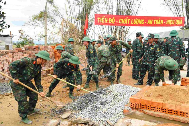 Fuerzas militares - Region Militar 5 ayudan a la gente de Dak Lak a reconstruir sus hogares despues de las inundaciones. Foto: Van Vien