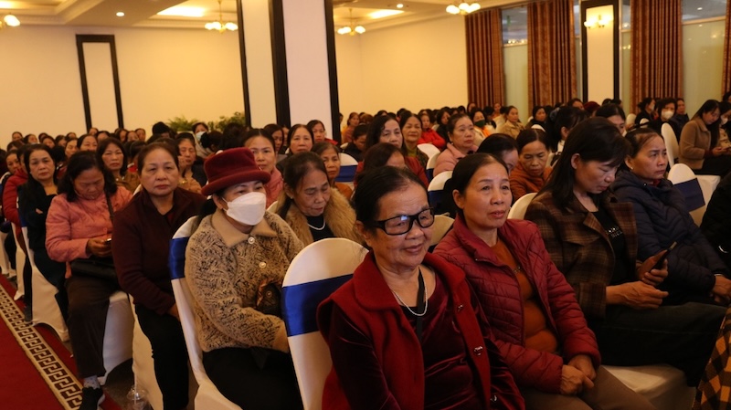 Experts guide women how to recognize the alcohol concentration in alcohol products. Photo: T5G