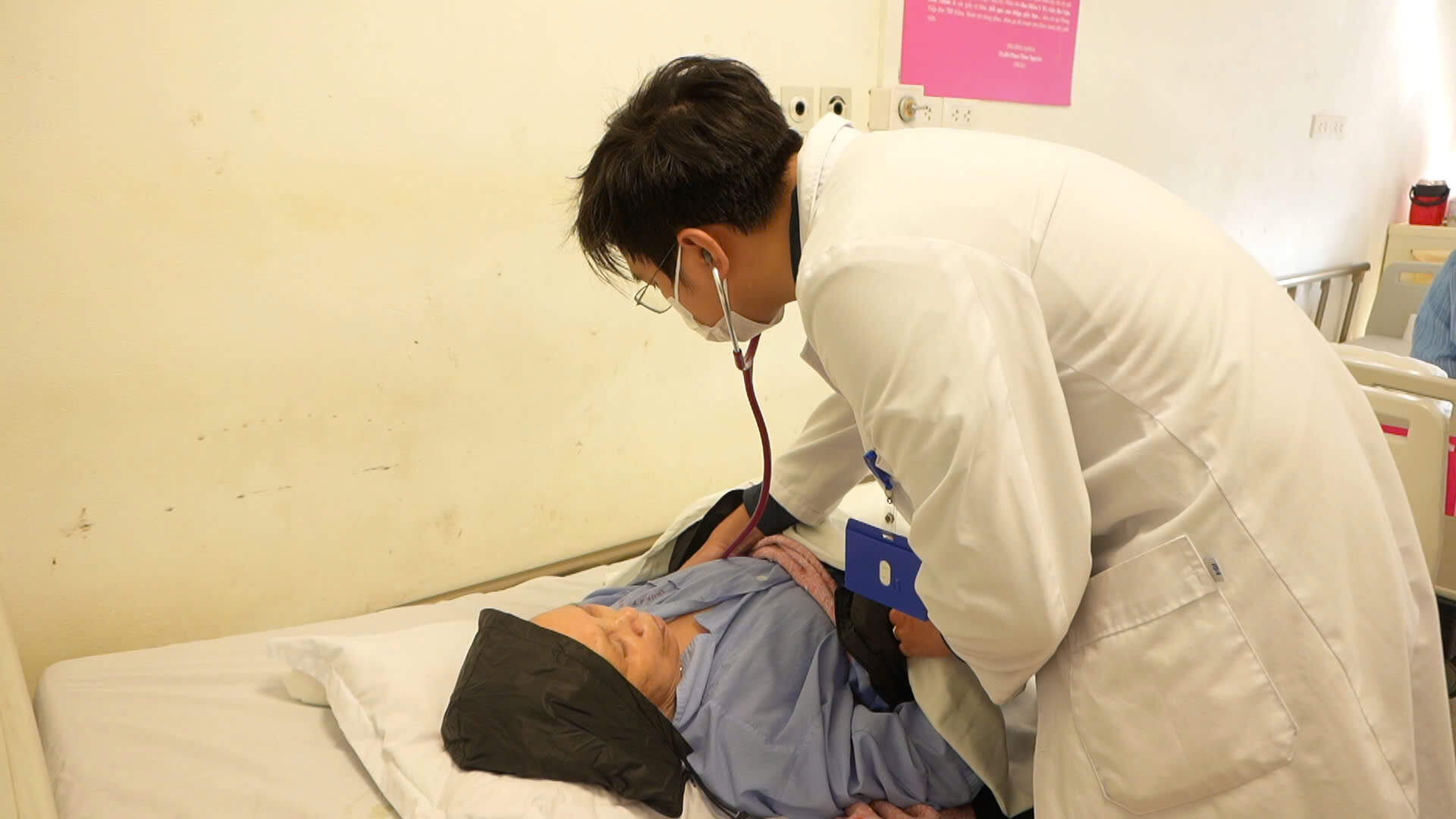 Benh nhan Do Thi Lo (Lai Chau) tham kham va dieu tri tai Benh vien E. Anh: Cao Thom 