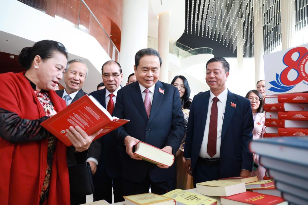 Uy vien Bo Chinh tri, Chu tich Quoc hoi Tran Thanh Man cung cac lanh dao, nguyen lanh dao Dang, Nha nuoc tham quan gian trung bay sach tai Le ky niem. Anh: Ai Van