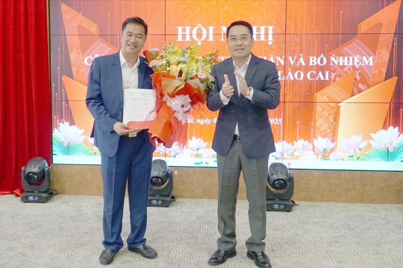 Mr. Nguyen Tuan Anh - Deputy Secretary of the Provincial Party Committee, Chairman of the People's Committee of Lao Cai province (right) presented the decision to appoint the Chief Inspector. Photo: Minh Huyen