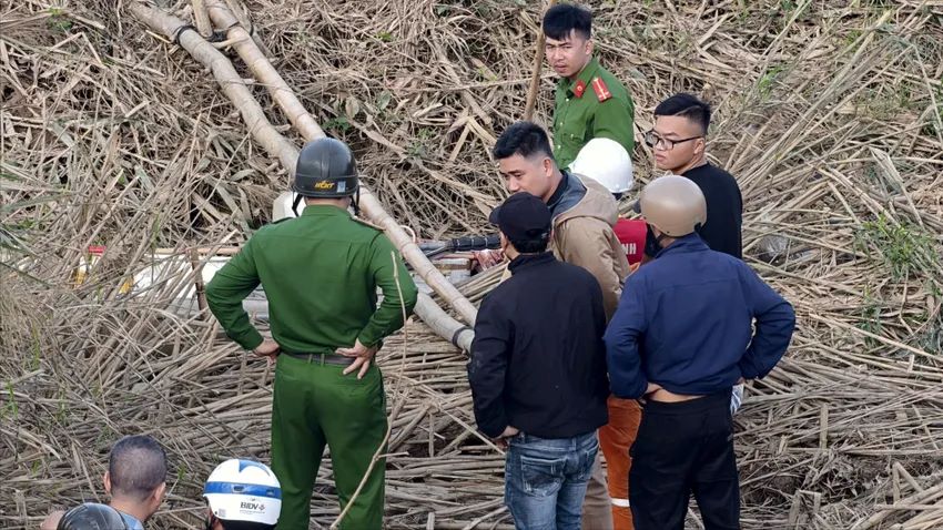 Công an phong tỏa hiện trường khi nhận được thông tin người đàn ông tử vong trên ghe. Ảnh: Viên Nguyễn