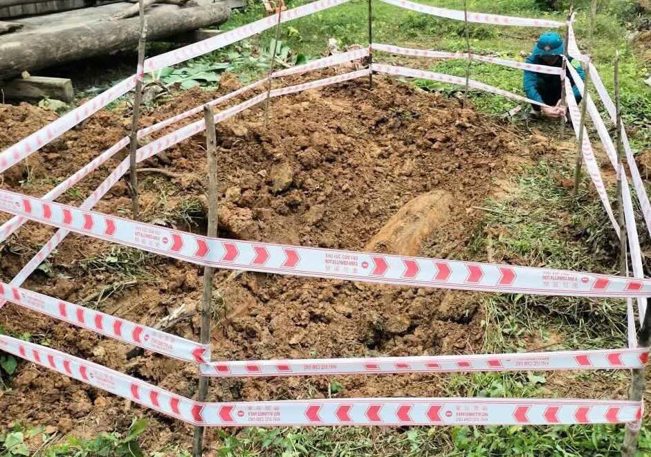 Quang Tri省の民家の庭にある340kgの爆弾。写真:Tuyen Lam xa人民委員会