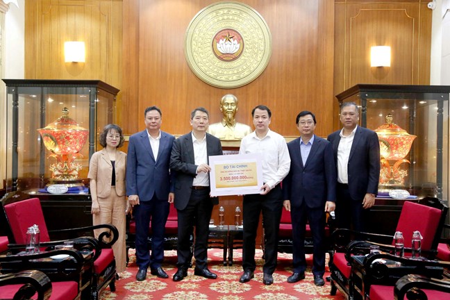 Deputy Minister of Finance Cao Anh Tuan and the working delegation of the Ministry of Finance presented funds to support people in the Central and Central Highlands to overcome the consequences of floods. Photo: Duc Minh