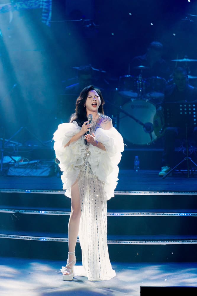 Dai uy - ca si Tran Thu Huong 