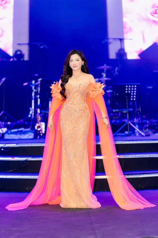 Ca si Tran Thu Huong 