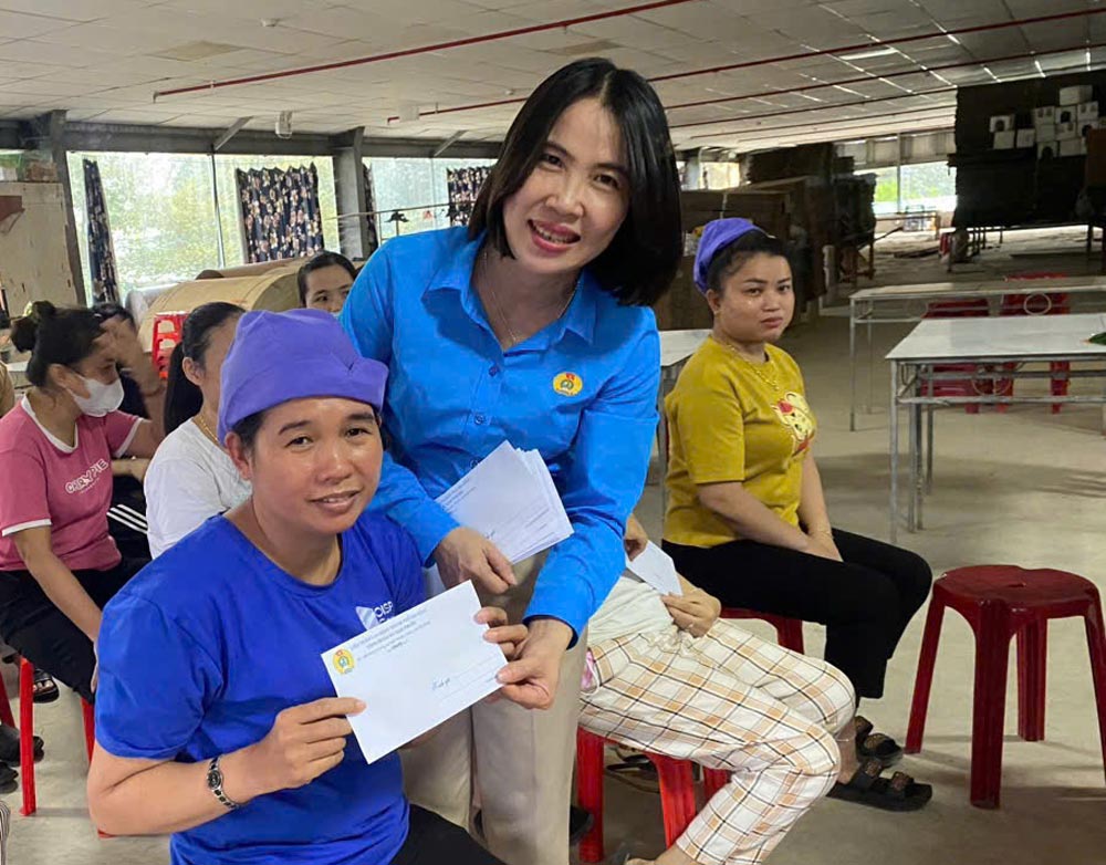 El Sindicato de la comuna de Nam Phuoc Da Nang y los sindicatos de base han movilizado casi 1.000 millones de VND para apoyar a los miembros del sindicato y a los trabajadores despues de las inundaciones. Foto: Sindicato de Nam Phuoc.