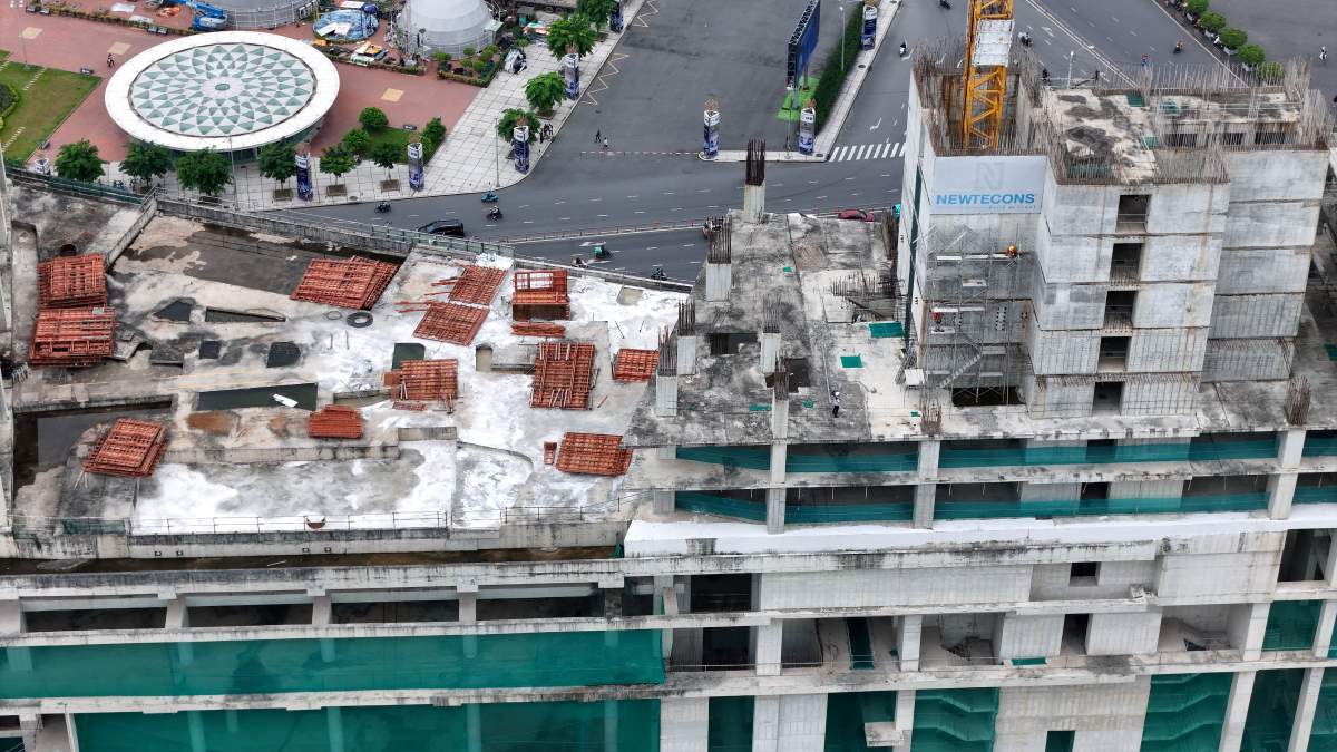 Ben trong cong truong bat dau xuat hien cong nhan thi cong tro lai. Anh: Thai Bao