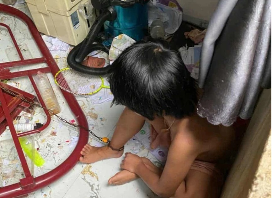 Cháu bé 9 tuổi ở Đắk Lắk bị cha ruột xích chân trong căn phòng bẩn thỉu. Ảnh: Bảo Trung

