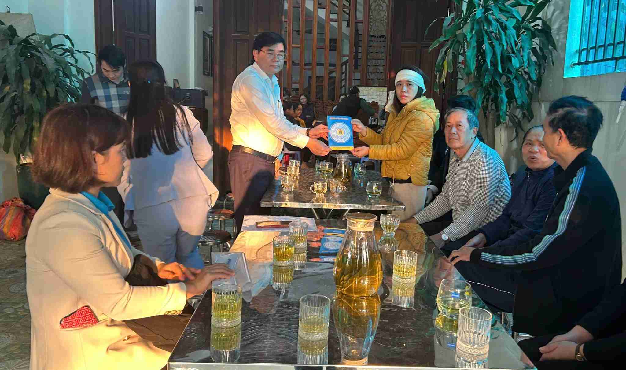 Representatives of the Ninh Binh Provincial Federation of Labor visited, encouraged and presented support to the family of Mr. Dinh Quang Huy, who died of a serious illness. Photo: Dieu Anh