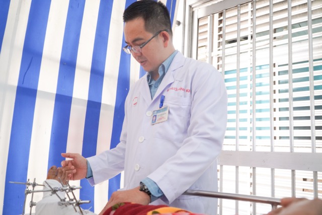 The doctor examined the patient after surgery for a leg severed by aca. Photo: BVCC