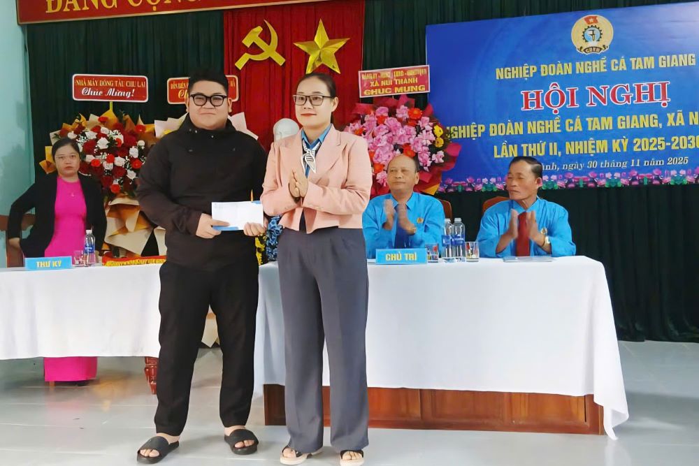 Cong doan xa Nui Thanh trao ho tro 5 trieu dong cho doan vien khong may bi tai nan lao dong khi dang danh bat tren bien. Anh: Tran Thi