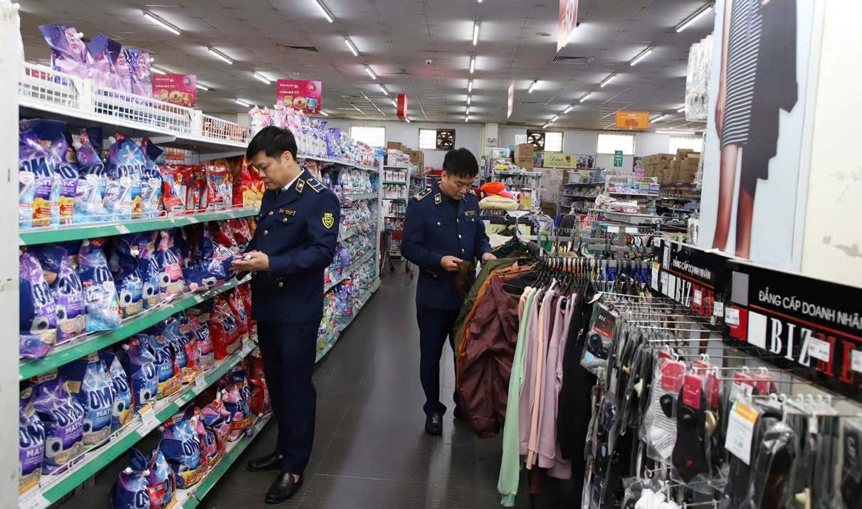 Lực lượng Quản lý thị trường tỉnh Hưng Yên kiểm tra hàng hóa tại cơ sở kinh doanh. Ảnh: Chi Cục Quản lý thị trường tỉnh Hưng Yên