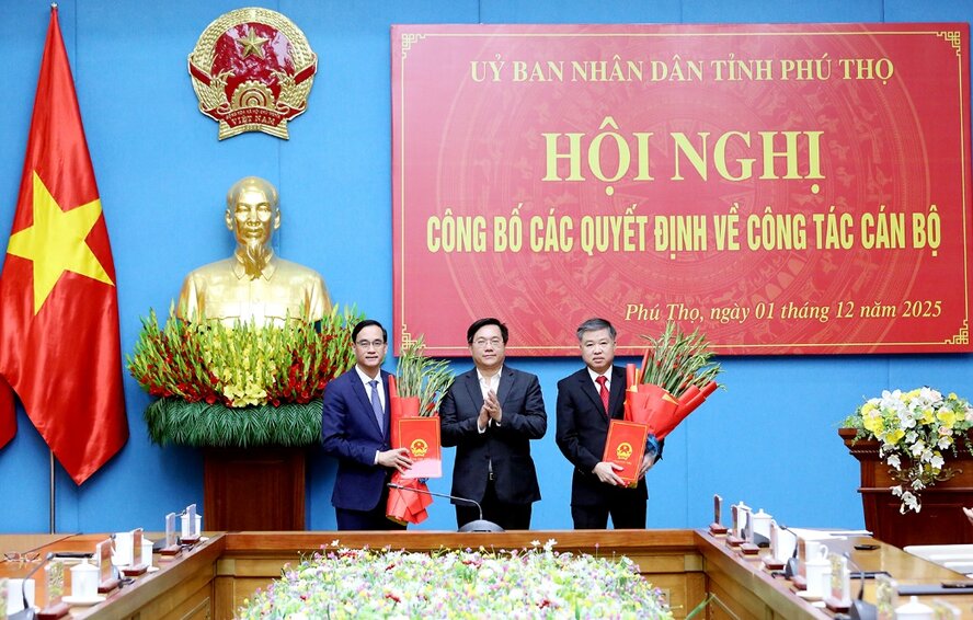 Chairman of the Provincial People's Committee Tran Duy Dong presented the appointment decision and presented flowers to congratulate Director of the Department of Ethnic Minorities and Religions Nguyen Hai (left) and Chief Inspector of the province Nguyen Van Thang (right). Photo: Ngoc Kien.