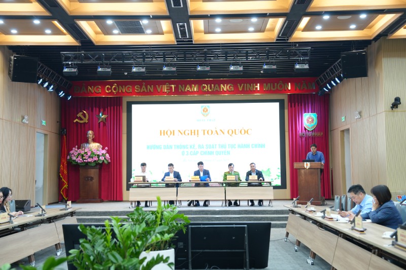 Hoi nghi dien ra theo hinh thuc truc tiep ket hop truc tuyen. Anh: Bo Tu phap 