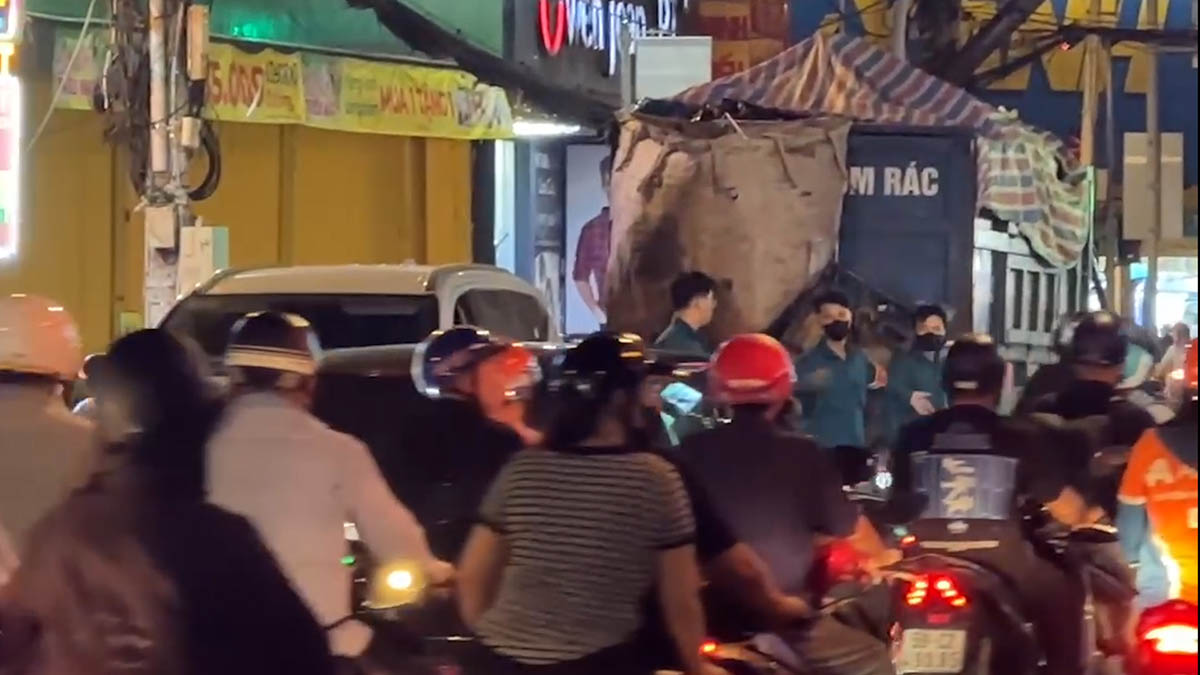 Escena de un accidente en cadena cerca del puente Phu My en Ciudad Ho Chi Minh 1 muerto trafico congestionado. Foto: Dong Hoang