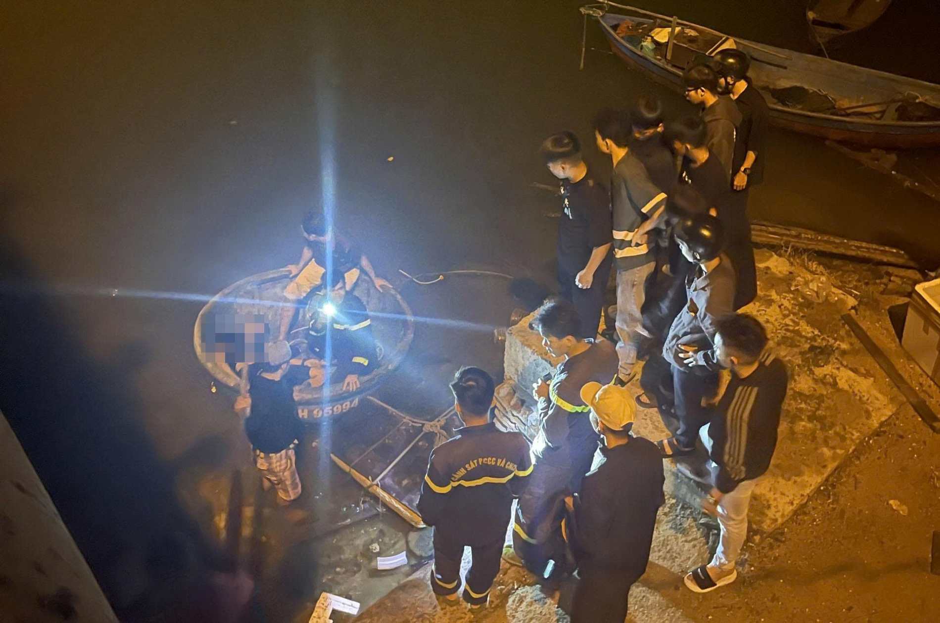 A young man dancing from Binh Tan bridge in Khanh Hoa was saved at dawn. Photo: Phuong Linh