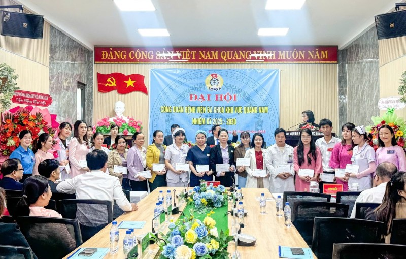 Cong doan Dien Ban, Da Nang hoan tat cong tac dai hoi, trao hon 431 trieu dong ho tro doan vien – doanh nghiep. Anh: Truong An