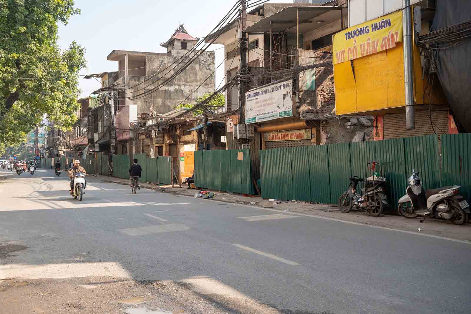 El barrio de Giang Vo (Hanoi) procedio a cortar la electricidad el agua y las vallas de hormigon muchos hogares no entregaron el terreno al proyecto de la carretera de circunvalacion 1 a pesar de haber recibido dinero y casas de reasentamiento. Foto: Song Huu