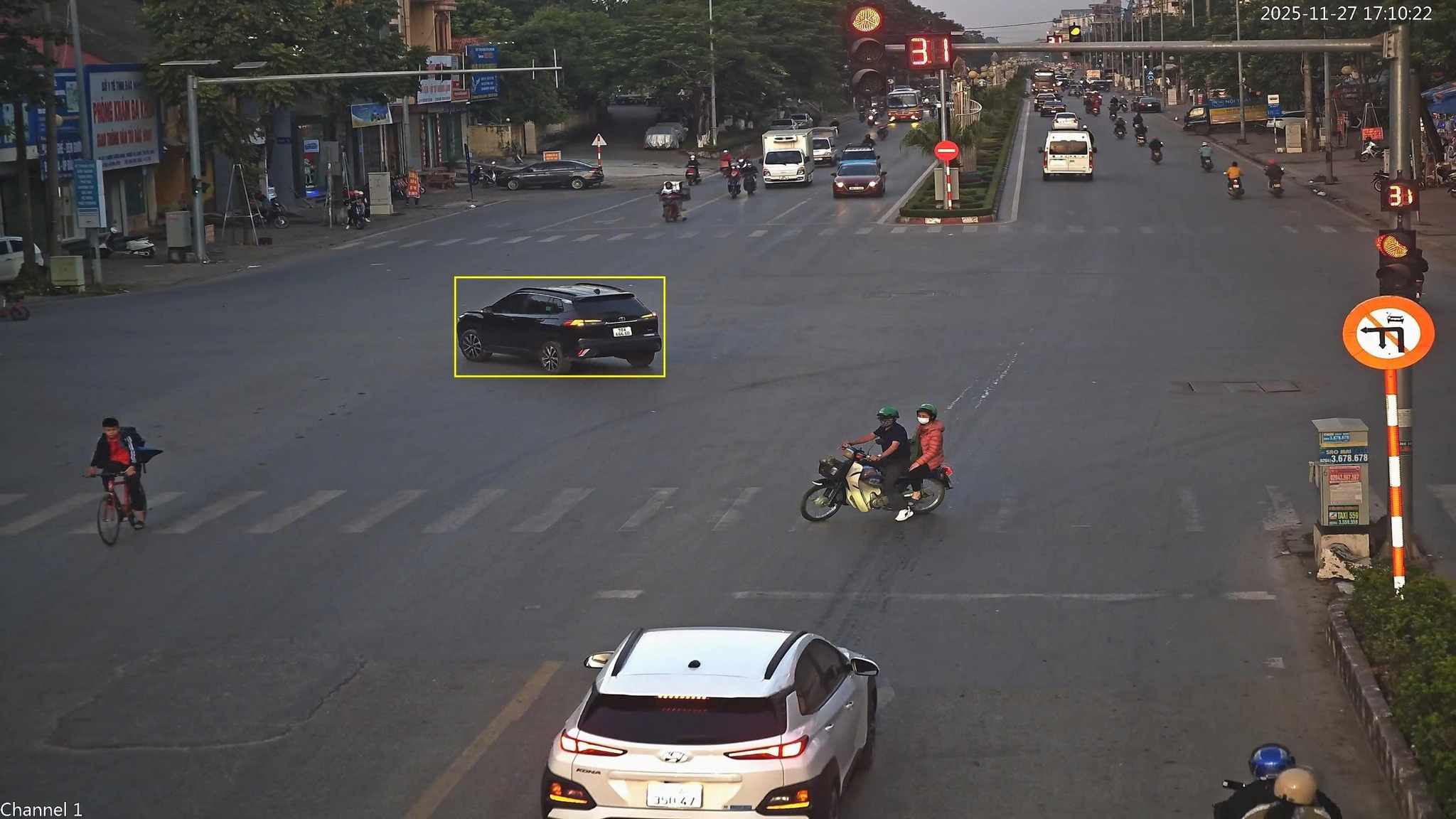 Imagen de un coche multado en frio (marcado en oro) en Bac Ninh. Foto: Departamento de Policia de Trafico de la provincia de Bac Ninh