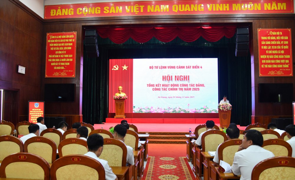 BTL Vùng cảnh sát biển 4 se concentre sur la promotion des activités CTĐ et CTCT dans la patrouille le contrôle la prévention et la lutte contre la criminalité et l'exploitation de l'UUUU. Photo : BTL Vùng CSB4