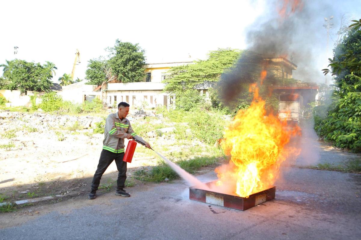 Can bo, cong nhan vien thuc hanh su dung binh chua chay. Ảnh: Cong an TP Hai Phong