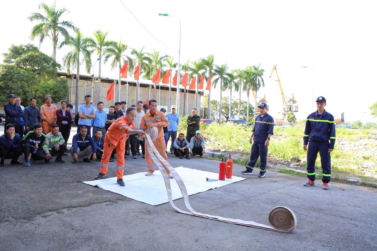 간부 직원 소방 및 구조 인력 시설이 코일 롤링을 수행합니다. 사진: 하이퐁시 공안