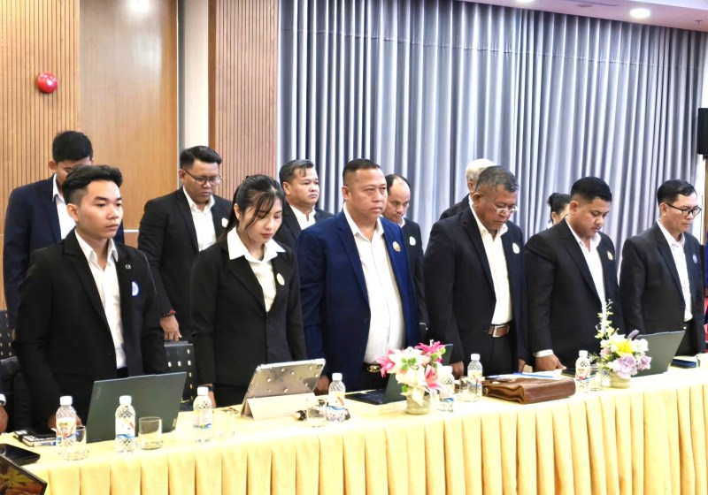 Cac can bo Cong doan Campuchia mac niem, tuong nho cong on cac chien si Quan tinh nguyen Viet Nam da hi sinh trong qua trinh giai phong nhan dan Campuchia khoi nan diet chung. Anh: Nam Duong