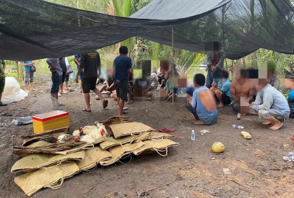 Công an triệt xóa điểm đánh bạc tại xã Vĩnh Tuy (An Giang). Ảnh: Công an cung cấp