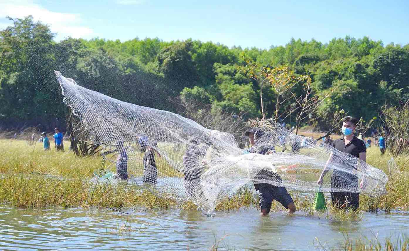 Nguoi dan quang luoi bat ca duoi chan dap thuy dien Tri An sau khi dong dap xa tran ngay 19.10. Anh tu lieu: HAC