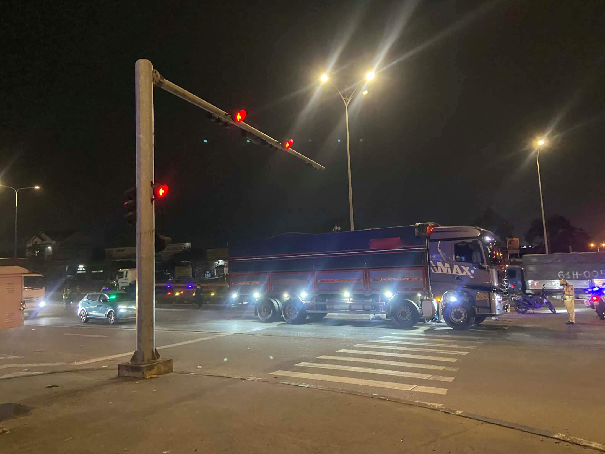 Scene of the accident at the intersection of My Phuoc Tan Van road and National Highway 1K. Photo: Dinh Trong