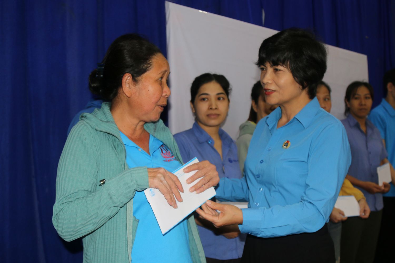 La Sra. Tran Thi Huong - Vicepresidenta de la Federacion Laboral de la provincia de Khanh Hoa - entrega regalos para apoyar a los trabajadores que sufrieron graves daños tras las inundaciones. Foto: Phuong Linh