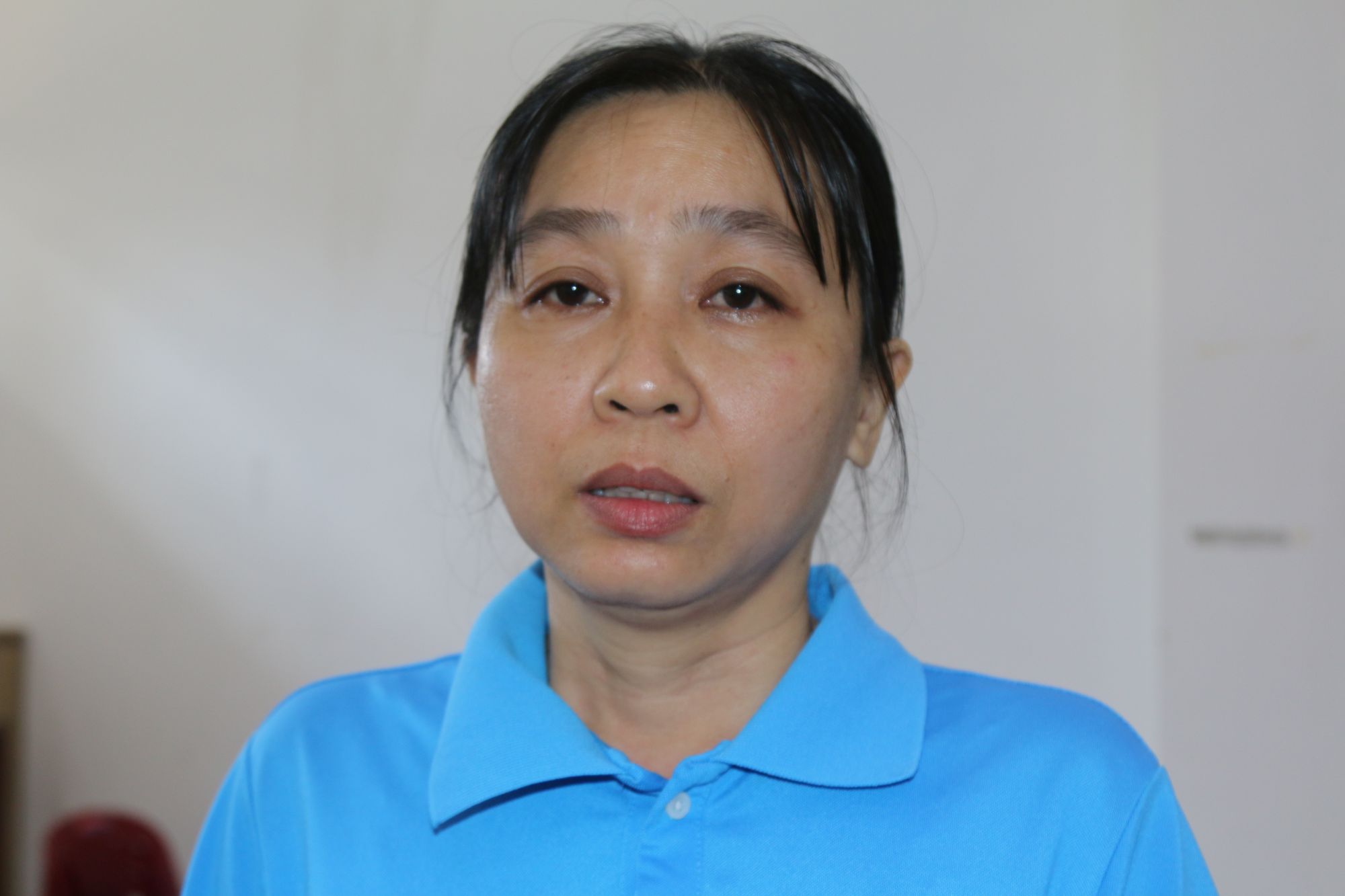 Chi Do Thi Hang, cong nhan Cong ty TNHH Thong Thuan, nha o xa Dien Dien nghen ngao khi chia se ve hau qua sau tran lu lich su. Anh: Phuong Linh