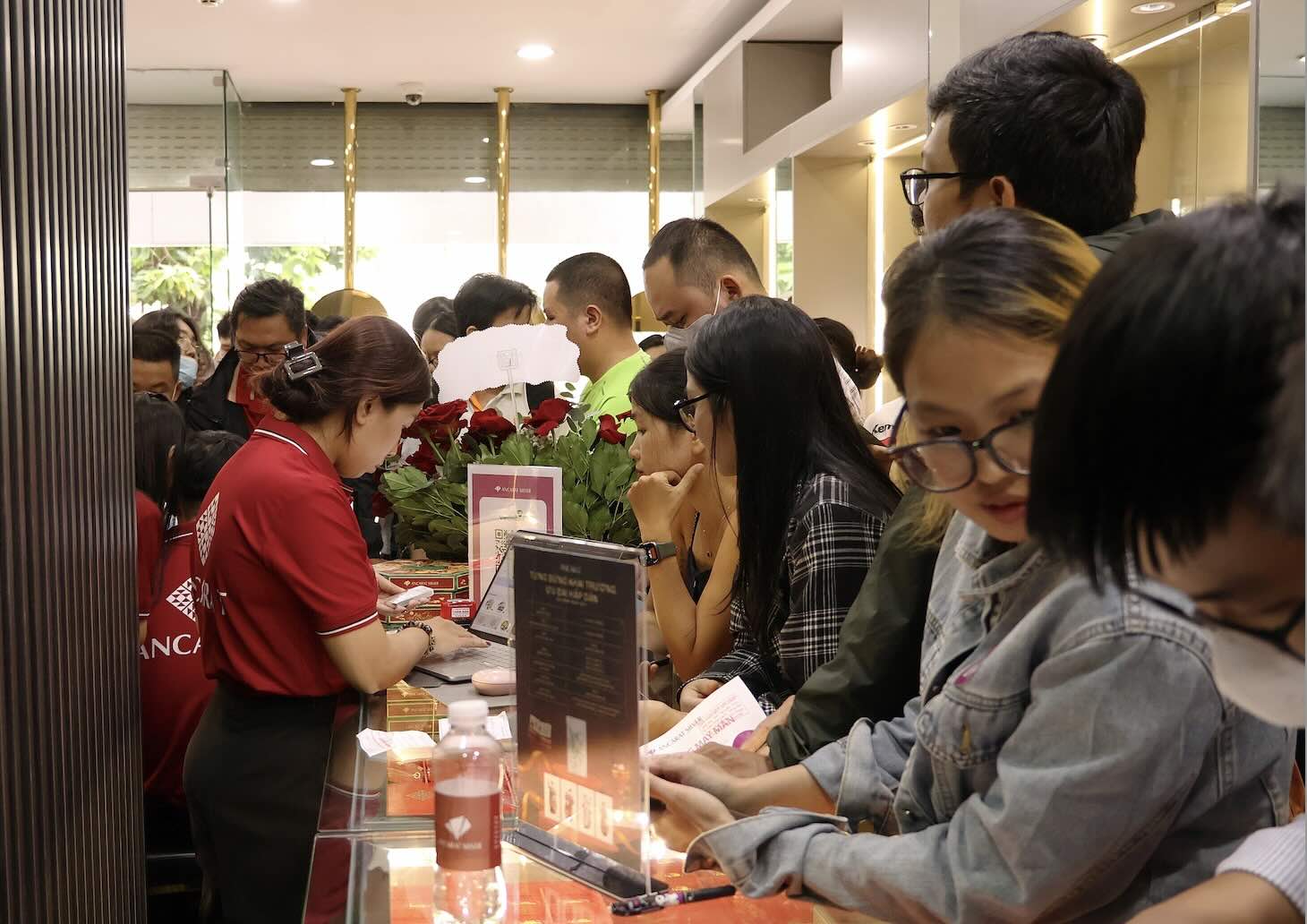 Tuy nhien, suc nong cua thi truong khien viec mua bac vat chat truyen thong cung tro nen kho khan. Anh: Khuong Duy