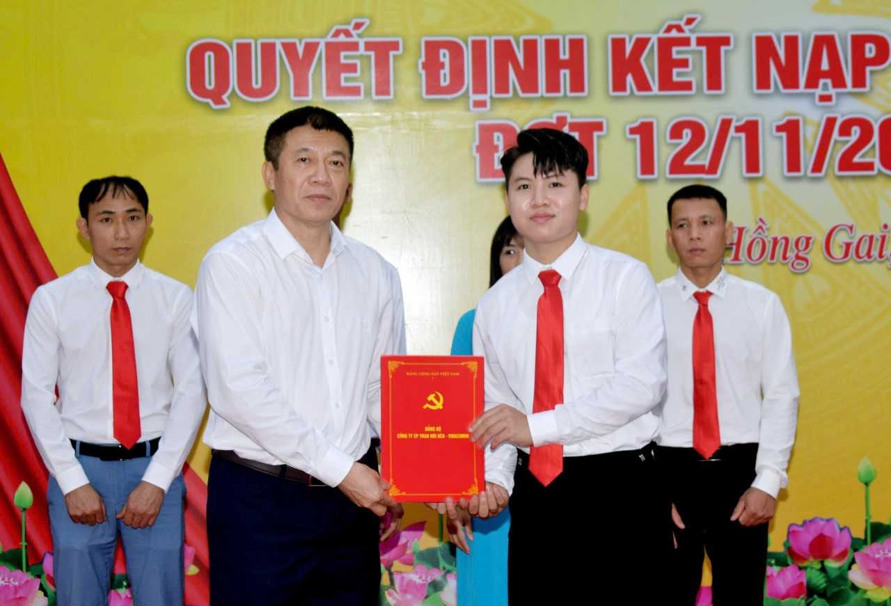 Les dirigeants de la société par actions de charbon de Núi Béo remettent la décision d'admission au Parti aux personnes exceptionnelles à l'occasion du 89e anniversaire de la Journée de la tradition des ouvriers de la région minière - Tradition du secteur charbonnier (12/11/1936 - 12/11/2025). Photo : Hoàng Hiền