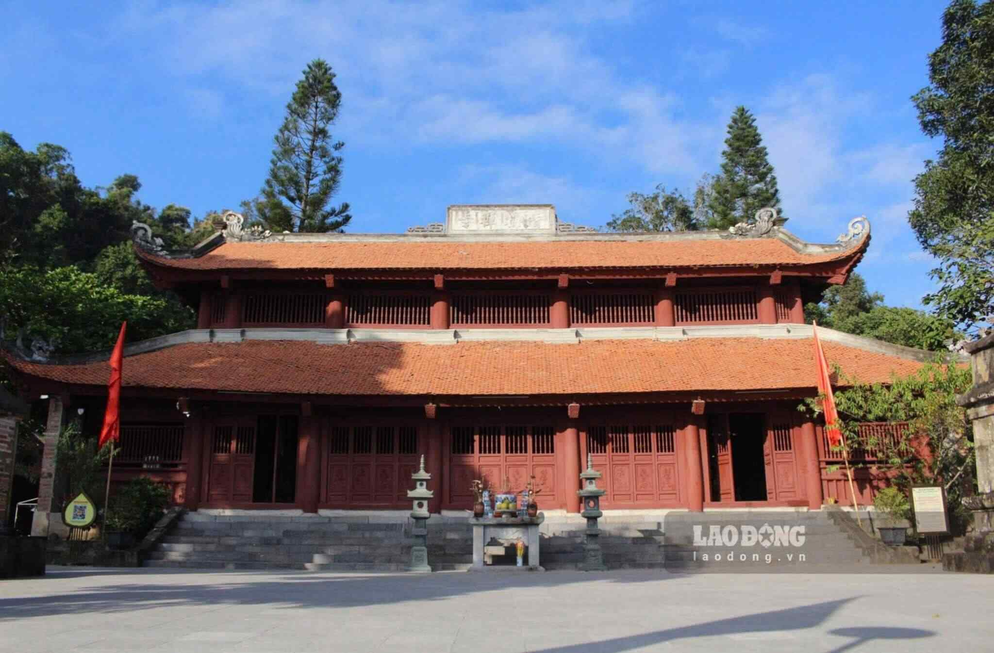 A entrada para a colina de grama rosa custa 40.000 VND por pessoa. Depois de tirar fotos na colina, os visitantes podem continuar sua jornada para explorar muitas atrações turísticas famosas em Hai Phong, nas proximidades: o sítio arqueológico de Con Son - Kiep Bac, o pagode Thanh Mai, o templo Chu Van An...