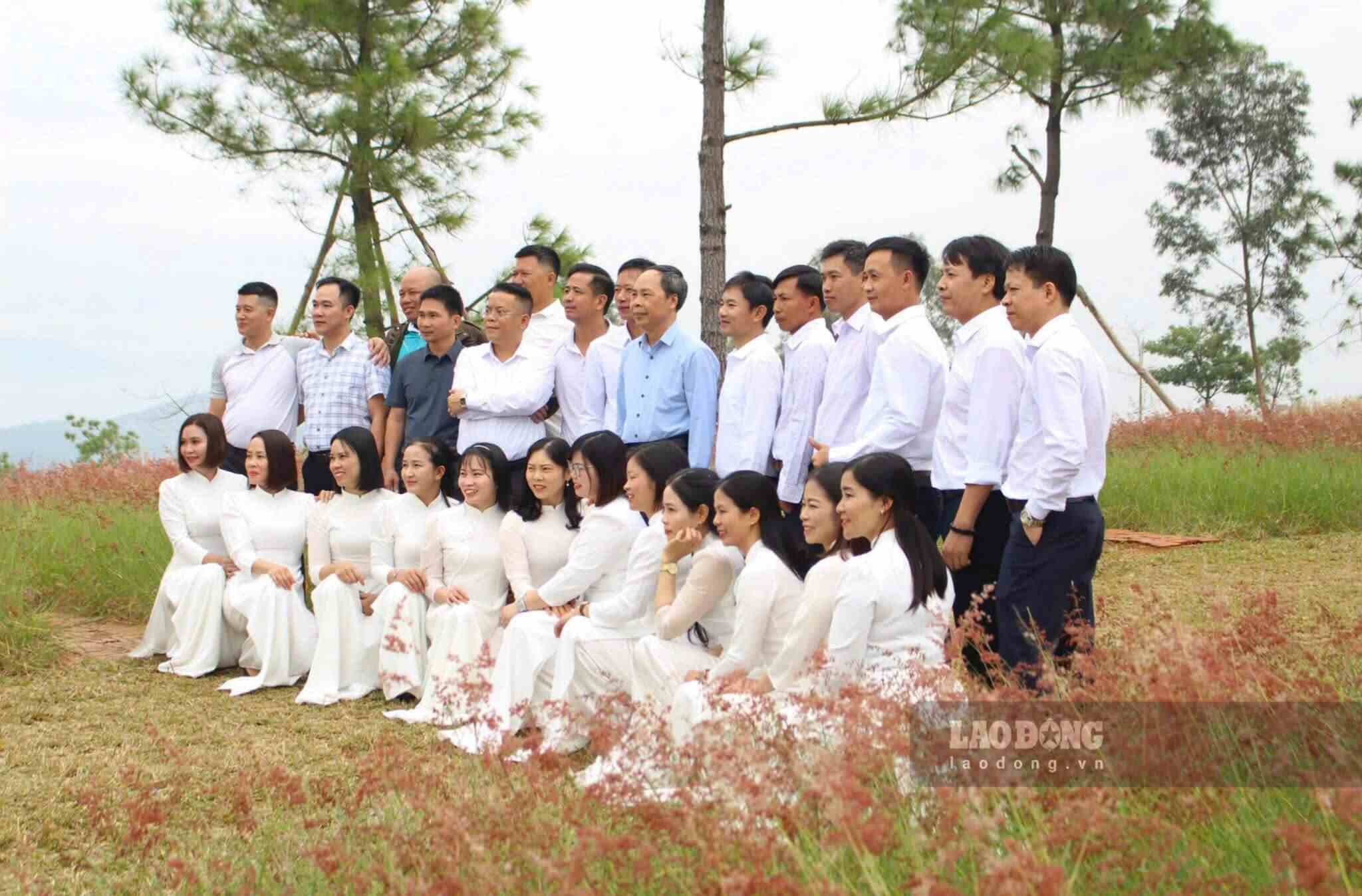 O melhor horário para tirar fotos na colina de grama rosa é das 7h às 10h ou das 15h às 16h. Sugestões de roupas: branco, tons claros com acessórios como chapéus, lenços, etc.