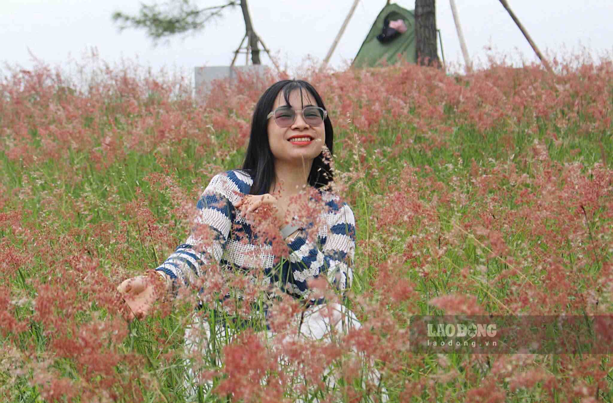 A Sra. Pham Thu Ha (32 anos, Hanói) disse que, desde que uma amiga a apresentou a este local para a sessão de fotos no dia anterior, estava muito animada para ir. “A paisagem na colina gramada é muito ampla, o que facilita encontrar um bom ângulo. Embora eu tenha viajado quase 80 km de Hanói, quando vi com meus próprios olhos a poética colina gramada rosa, fiquei muito feliz.”
