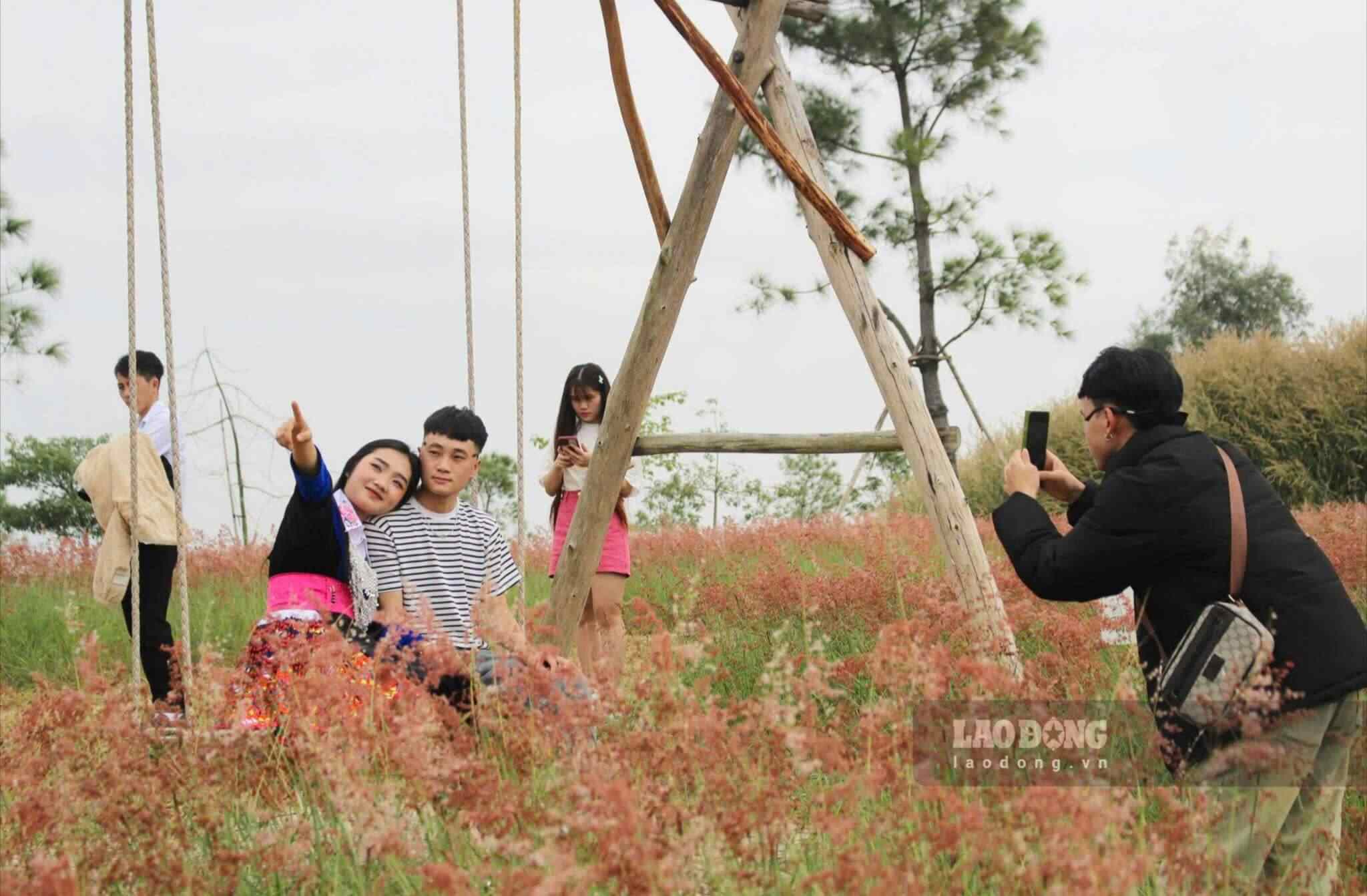 Segundo a Sra. Ha, o que a entusiasma ao vir ao morro gramado para tirar fotos é a disponibilidade de todos os serviços necessários para que ela e seus amigos possam relaxar e descansar. “Bem ali no morro gramado, há um serviço de fotografia, um vestiário, e o proprietário do morro dá instruções muito atenciosas. É a primeira vez que venho aqui. Depois de tirar as fotos, vou visitar o sítio arqueológico de Con Son - Kiep Bac.”