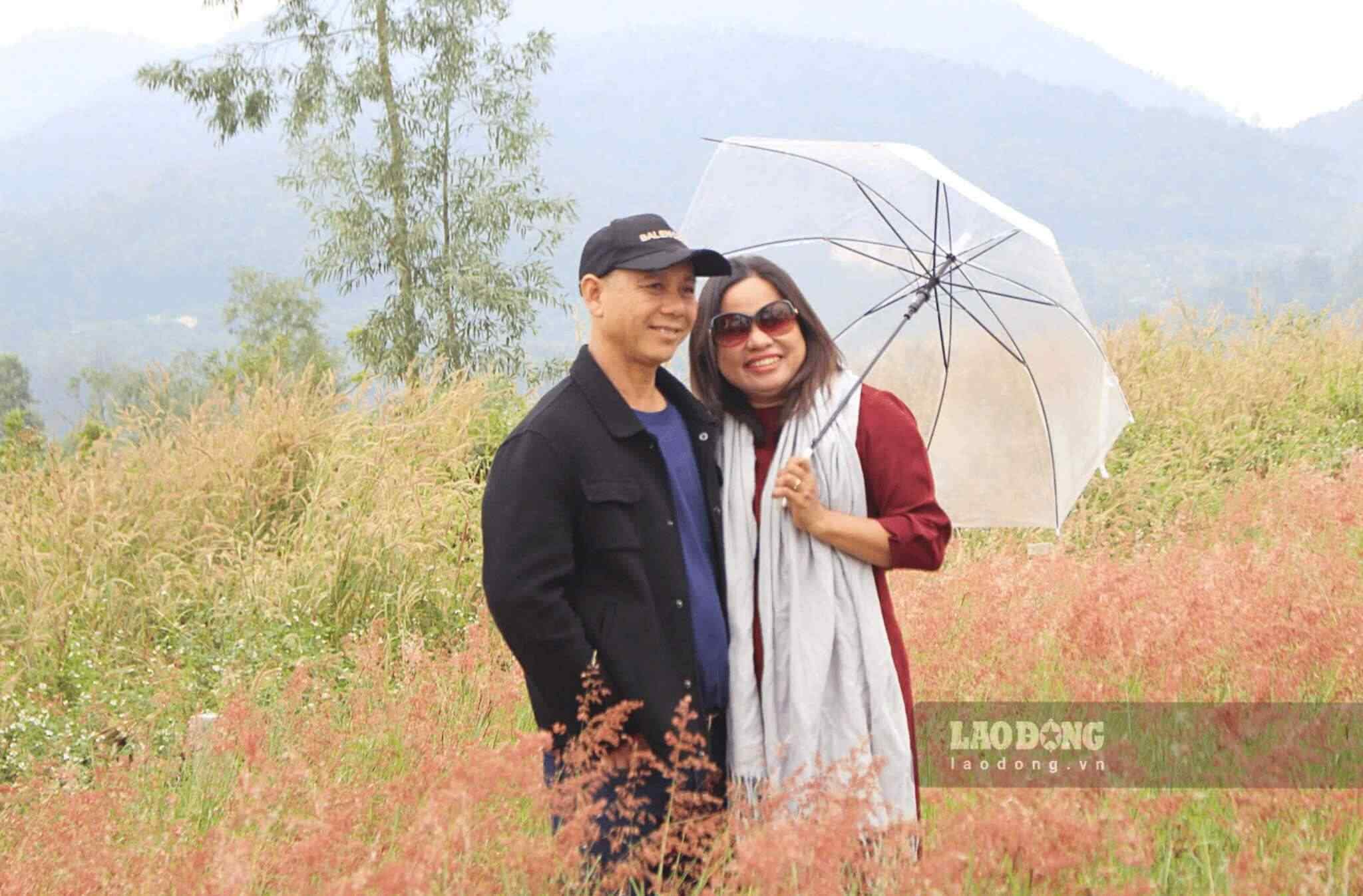 Com o marido posando alegremente em cada canto da colina de grama rosa, a Sra. Nguyen Hai Yen (45 anos, Quang Ninh) contou que este ano é a primeira vez que retorna à colina para tirar fotos. “Costumo voltar ao sítio arqueológico de Con Son - Kiep Bac no início do ano. Recentemente, vi pessoas compartilhando fotos da colina de grama rosa na internet, então minha família e eu estamos aproveitando o próximo fim de semana para tirar fotos e relaxar.”