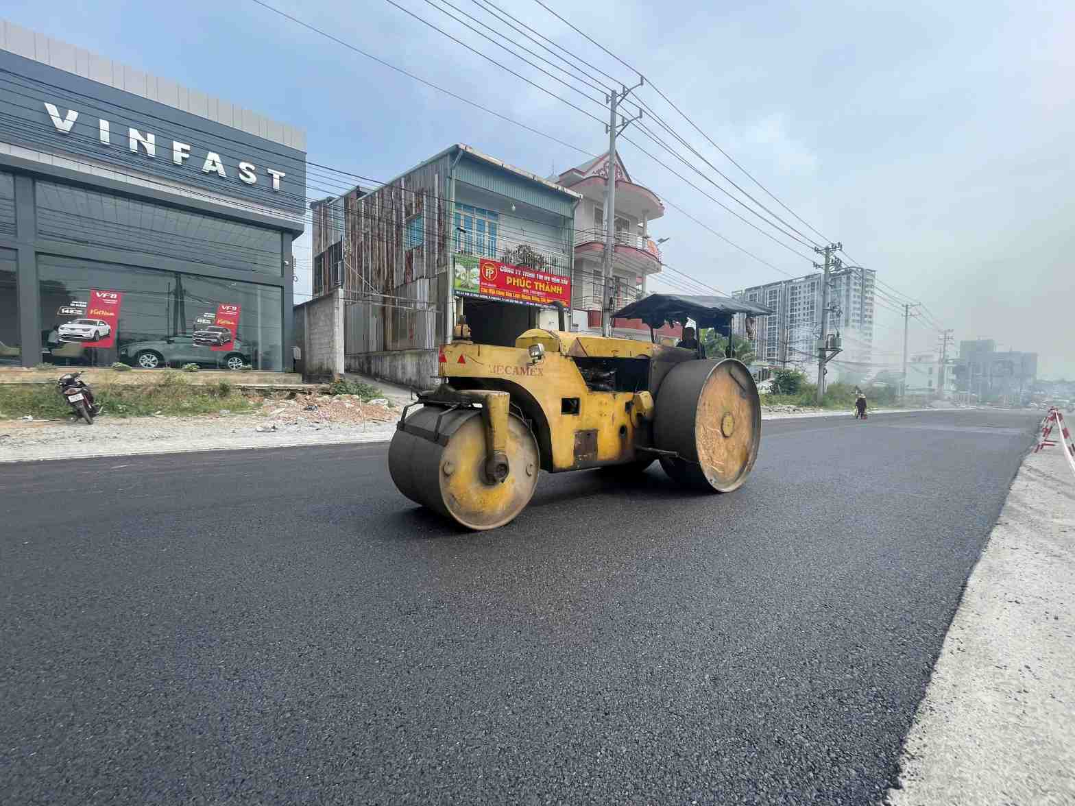 Doan qua phuong Thu Dau Mot da duoc do nhua. Anh: Dinh Trong