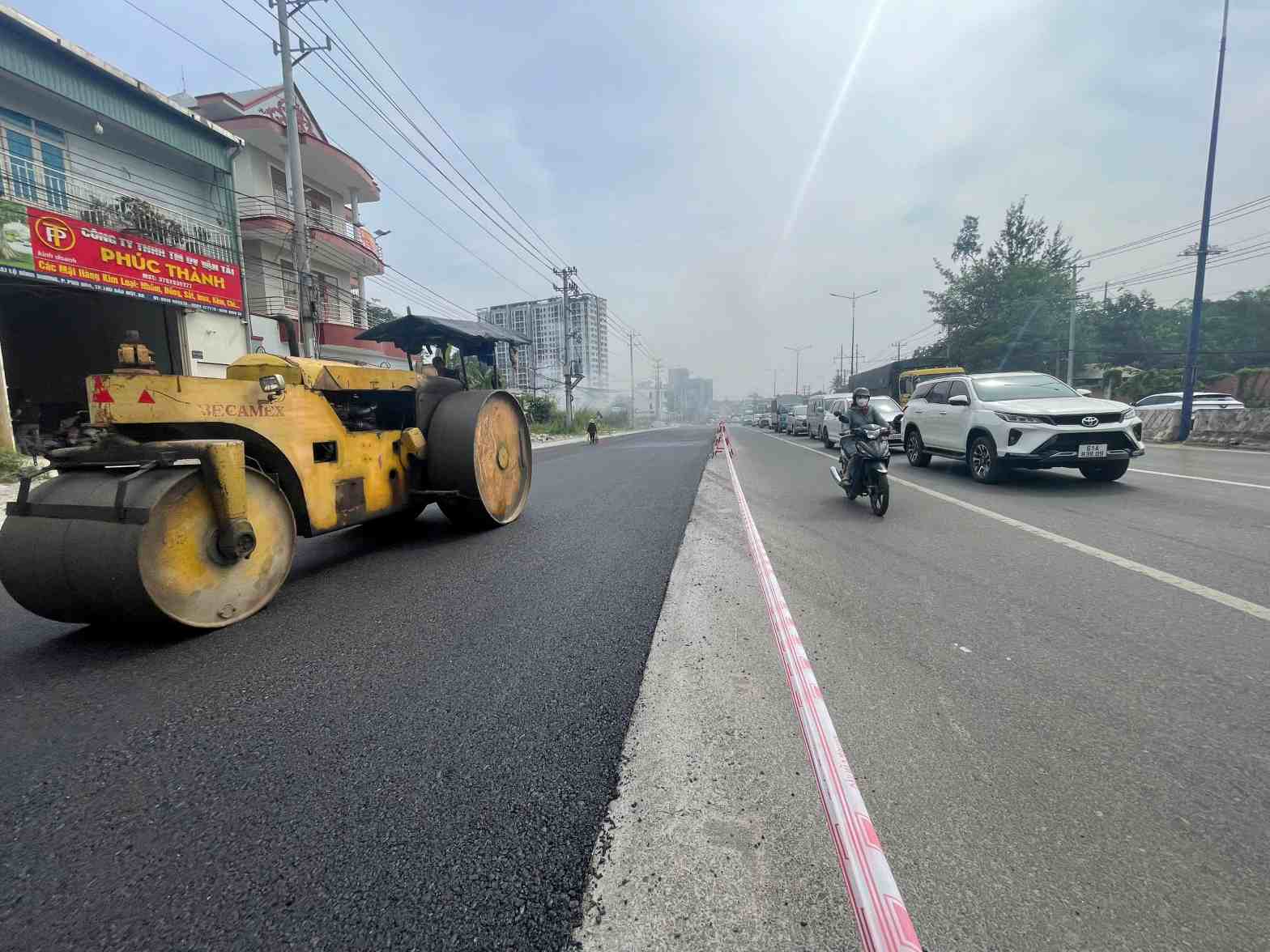 Doan qua phuong Thu Dau Mot duoc trai nhua du rong 8 lan xe. Anh: Dinh Trong