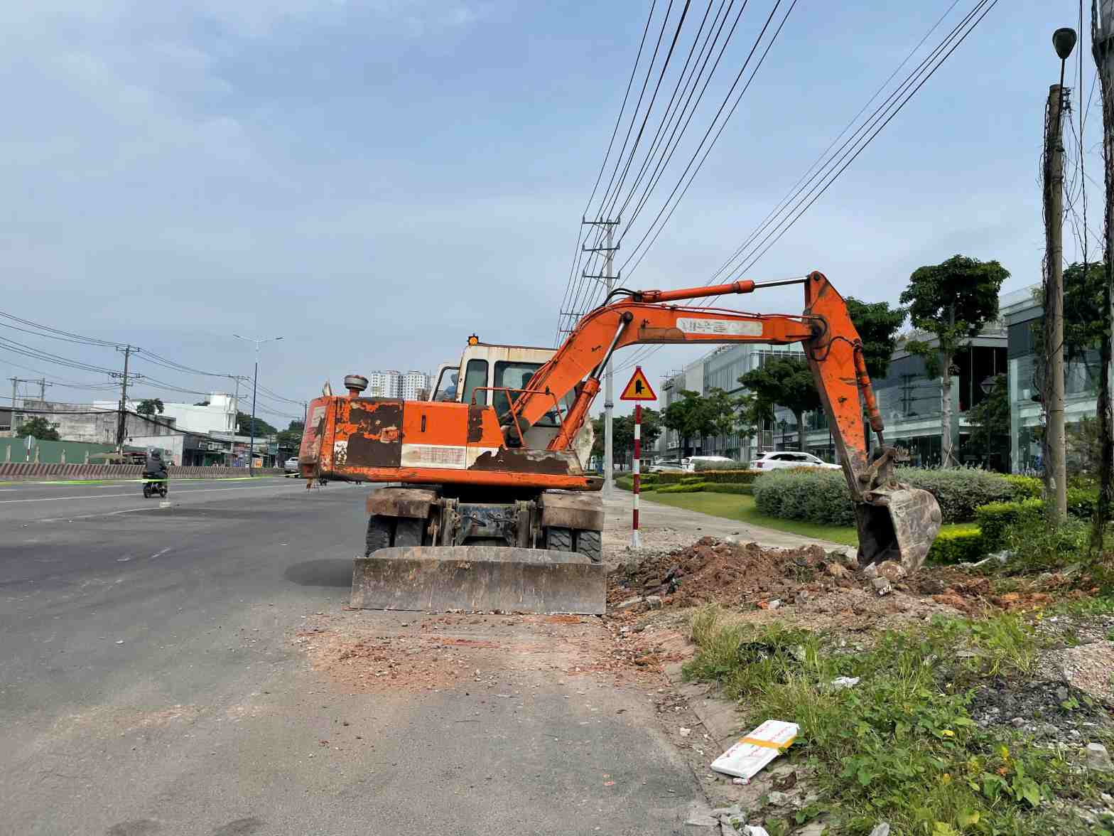 Cong truong nang cap mo rong Quoc lo 13 doan qua phuong Thuan Giao. Anh: Dinh Trong