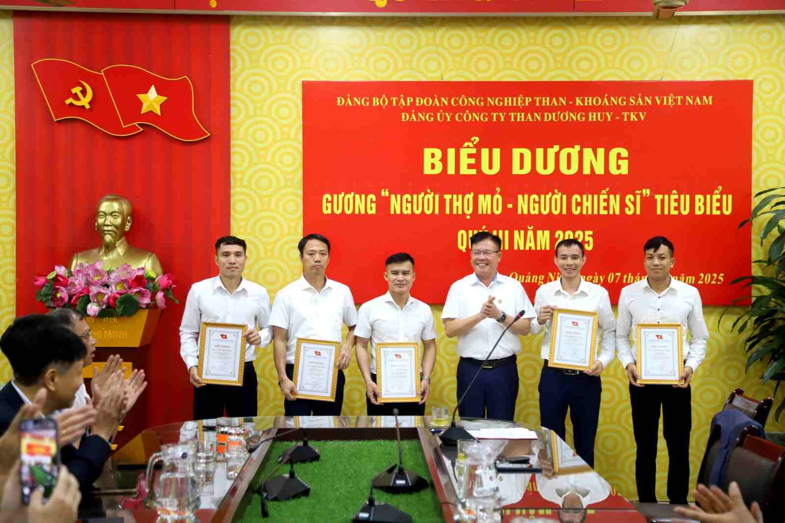 Duong Huy Coal Company コミュニティ会長の Dao Trung Huy 氏が、2025 年第 3 四半期の優秀な個人に表彰を授与しました。写真: Tran Toan