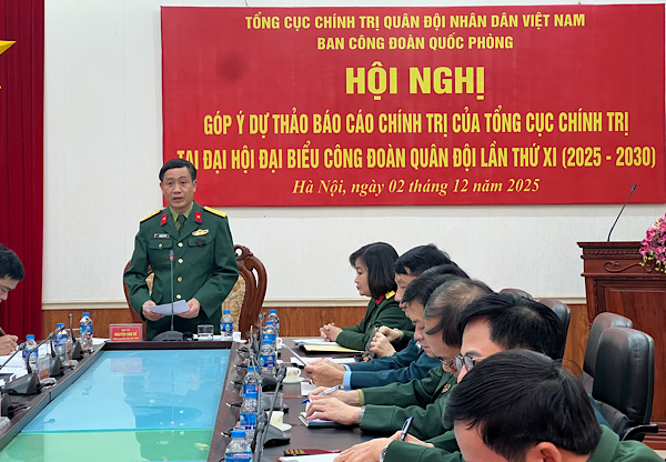 国防労働組合委員会のグエン・ヴァン・ディ委員長が、第11回軍隊労働組合代表大会に提出される政治報告書の草案への意見を聴取する会議を主宰しました。写真:キエウ・ヴー
