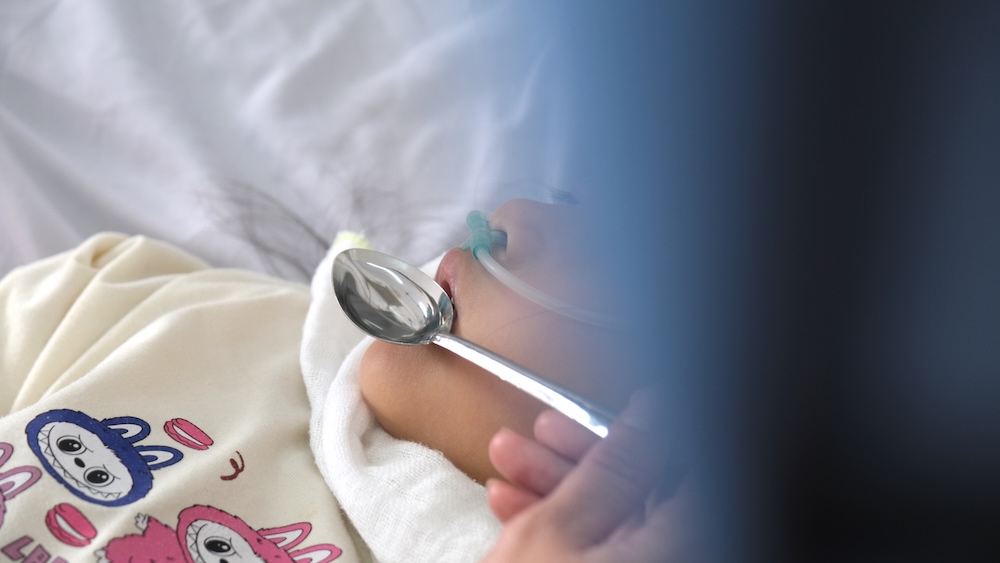 Da co nhieu truong hop tre bi sot xuat huyet nang dan den ton thuong gan. Anh: Phong Linh.