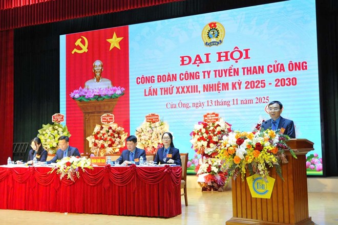 Mr. Do Van Tang - Chairman of the Trade Union of Cua Ong Coal Selection Company - delivered the opening speech at the congress. Photo: Doan Hung
