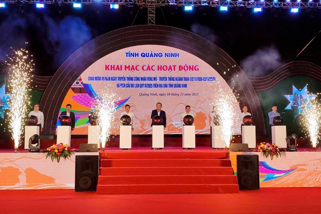Delegates performed the opening ceremony of the series of activities to celebrate the 89th anniversary of the Traditional Day of Workers in the Mining Region. Photo: Doan Hung
